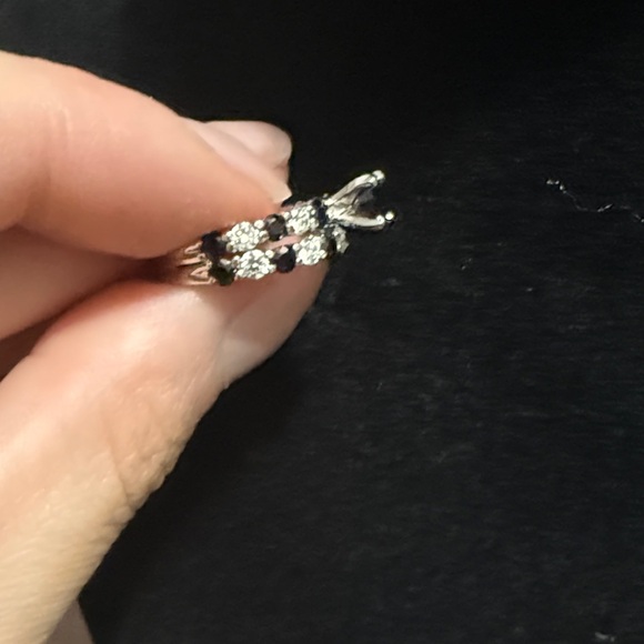 Elegant Black and Silver Ring - Picture 2 of 4